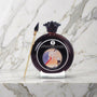 Ronde glazen fles chocolade bodypaint met penseeltje op een marmeren plank, Shunga