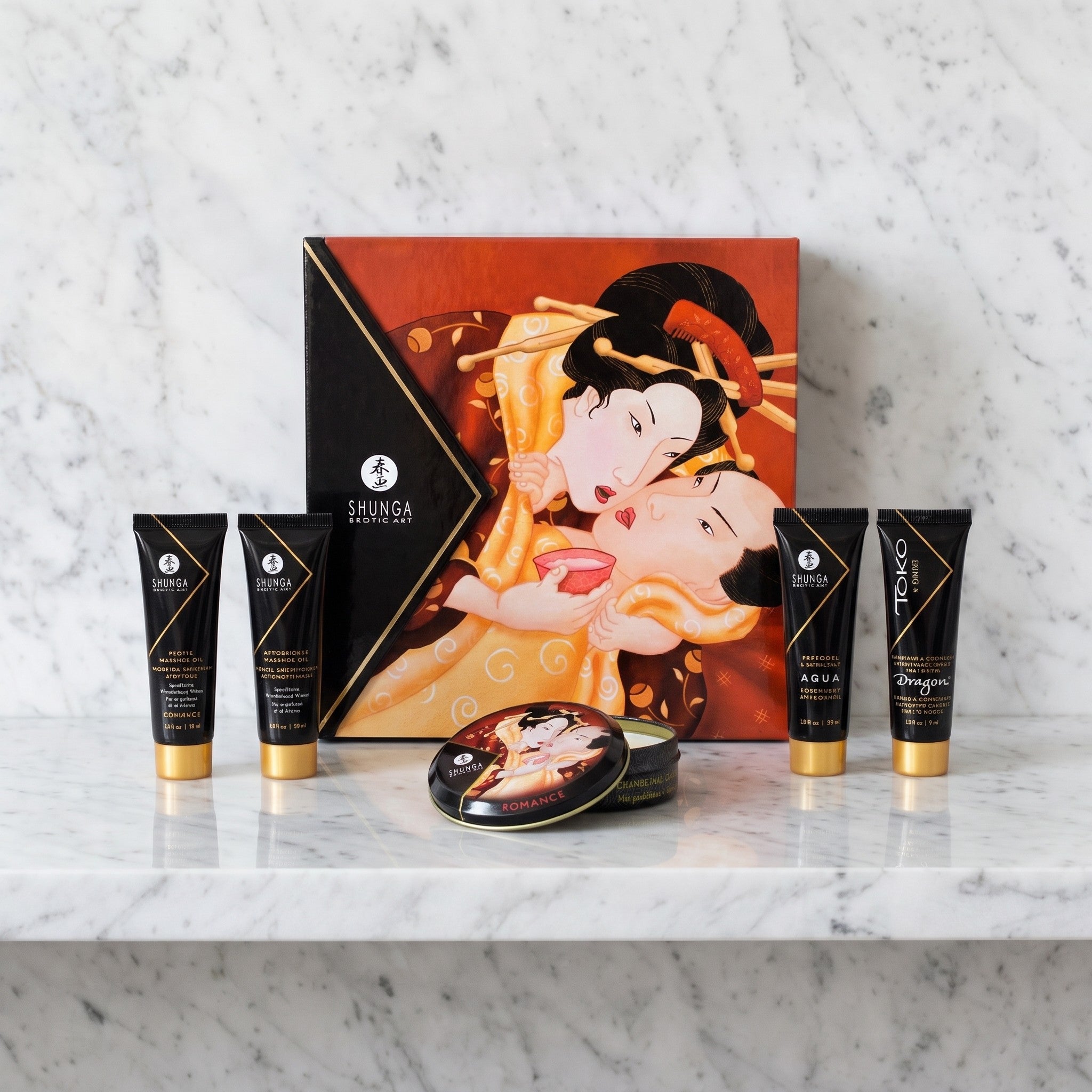 Rood doosje met Japanse prent en vijf minis op een marmeren plank, Shunga giftbox