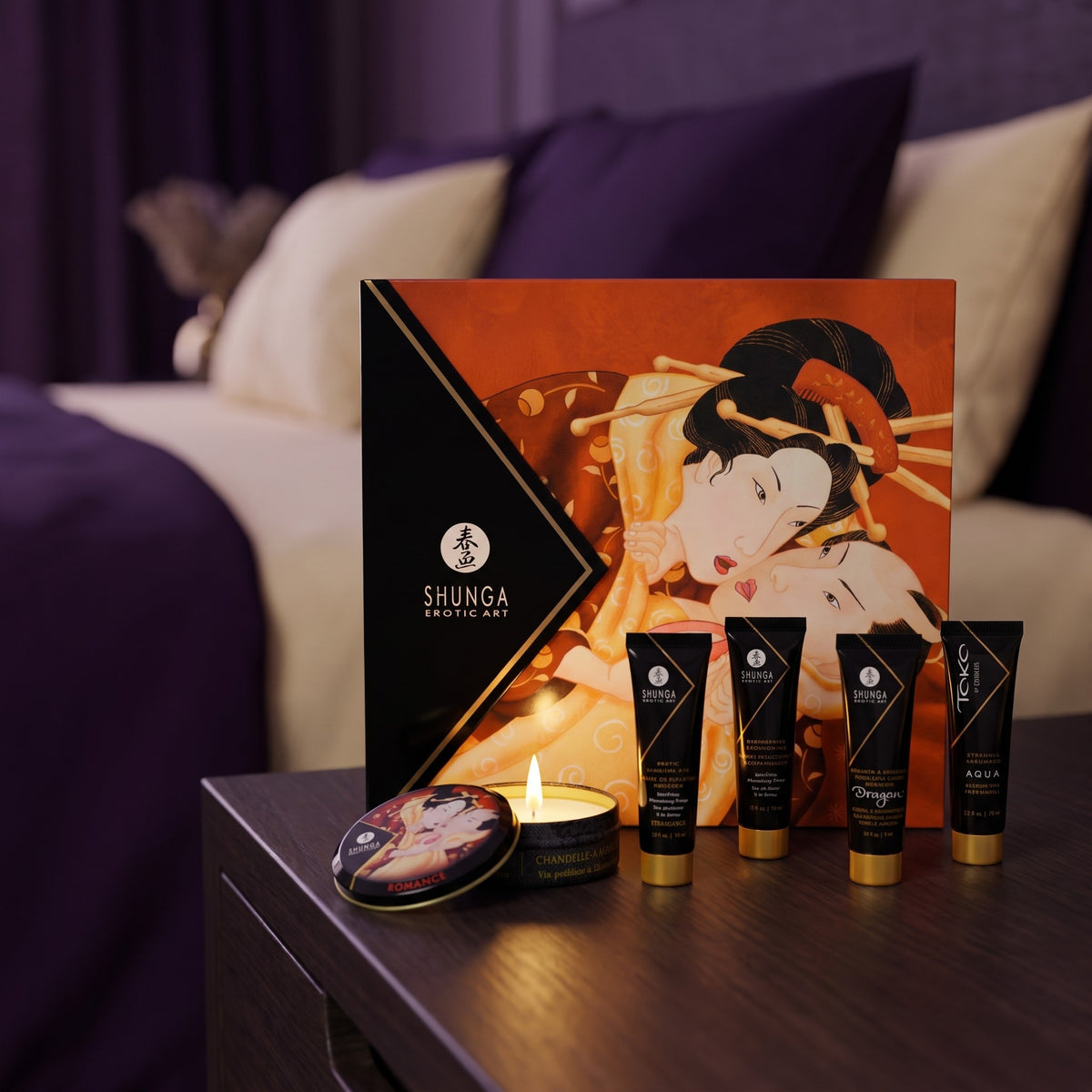 Sfeerbeeld: Shunga giftbox op een nachtkastje met de massagekaars brandend