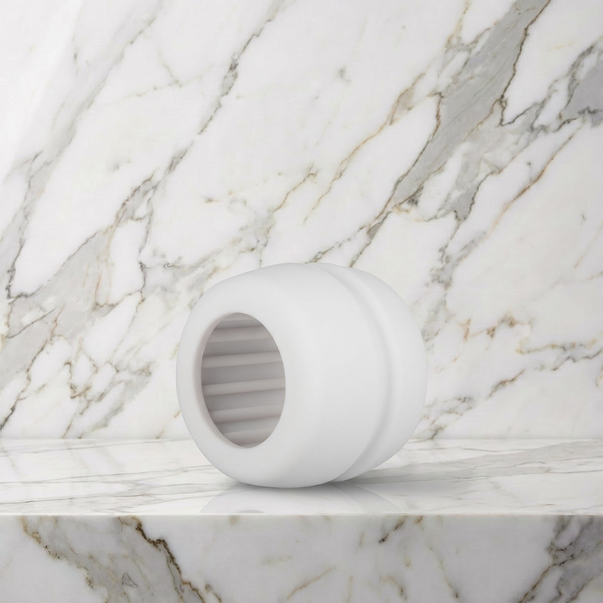 Witte ronde siliconen opzetkop op een marmeren plank, Silky Touch voor de Europe Magic Wand