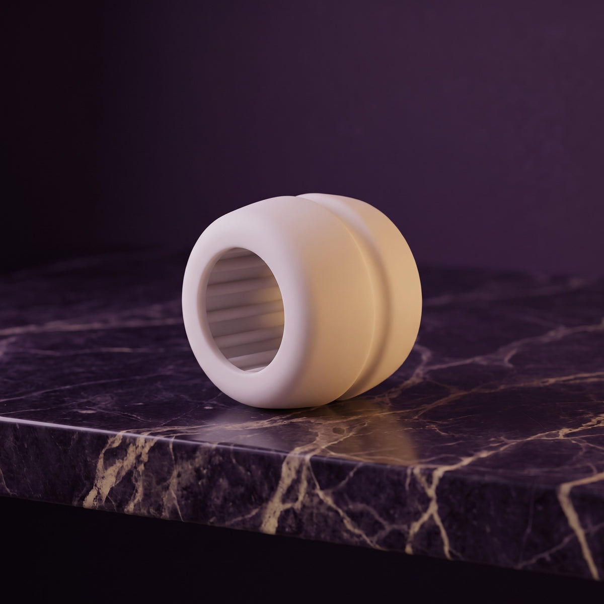 Sfeerbeeld: witte Silky Touch opzetkop op donkerpaars marmer in gedempt licht