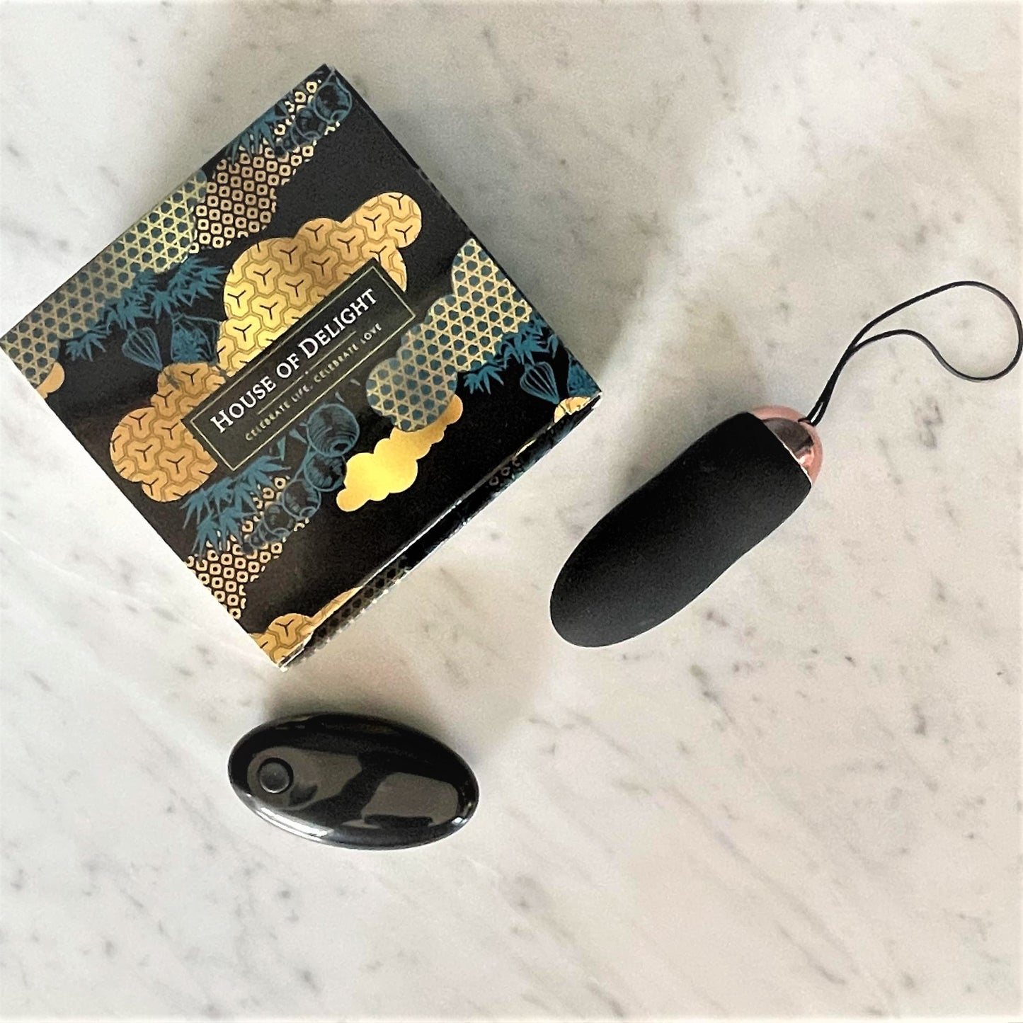 Giftbox Golden Delight zwart vibrerend eitje met roségouden accent en afstandsbediening in sierlijke doos