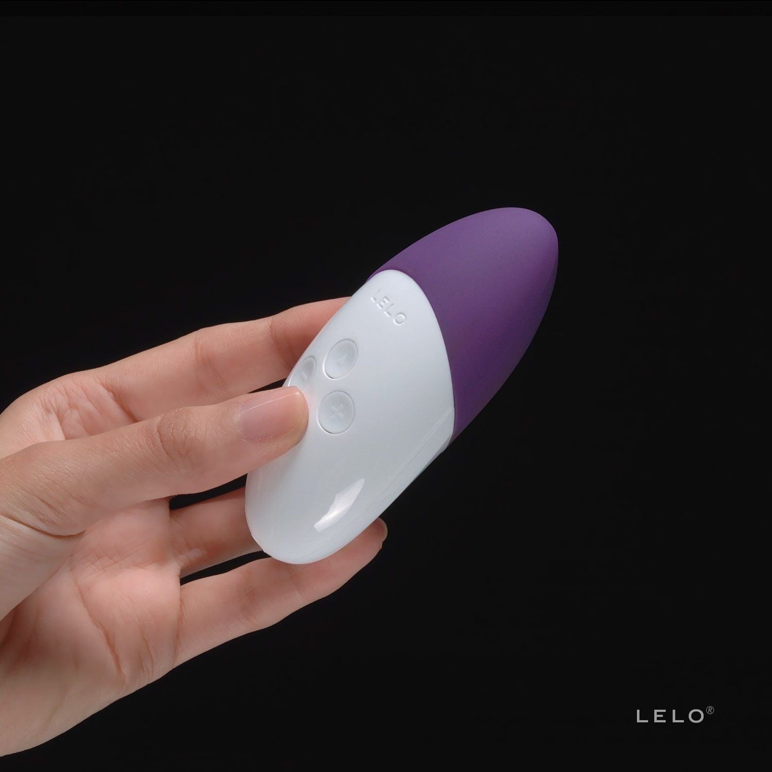 Zwarte Siri 2 stimulator van Lelo op witte achtergrond