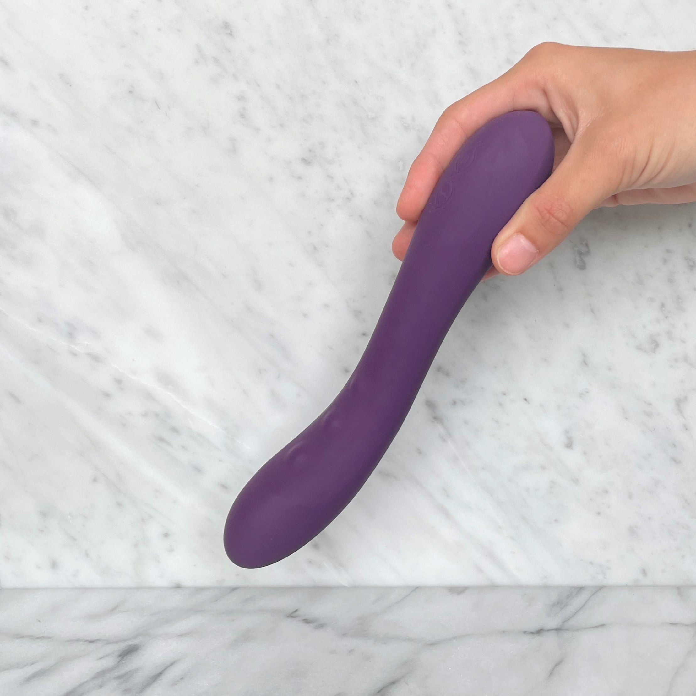 Paarse Sisley vibrator in de hand, voor een indruk van het formaat