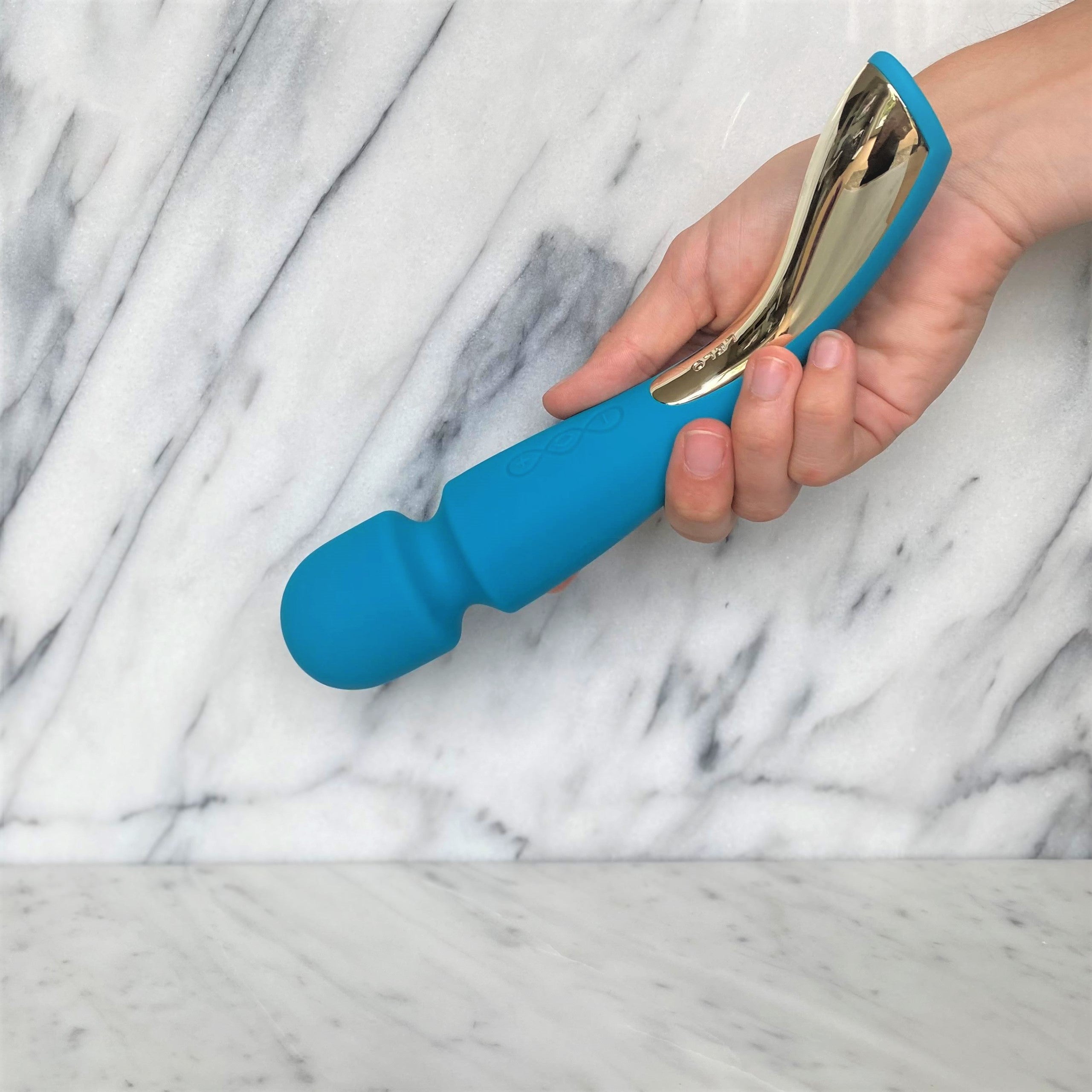 LELO Smart Wand 2 Medium in blauw in een hand, zo ziet u het medium formaat
