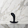 Kleine zwarte gebogen buttplug rechtop op een marmeren plank, Star Yed 1