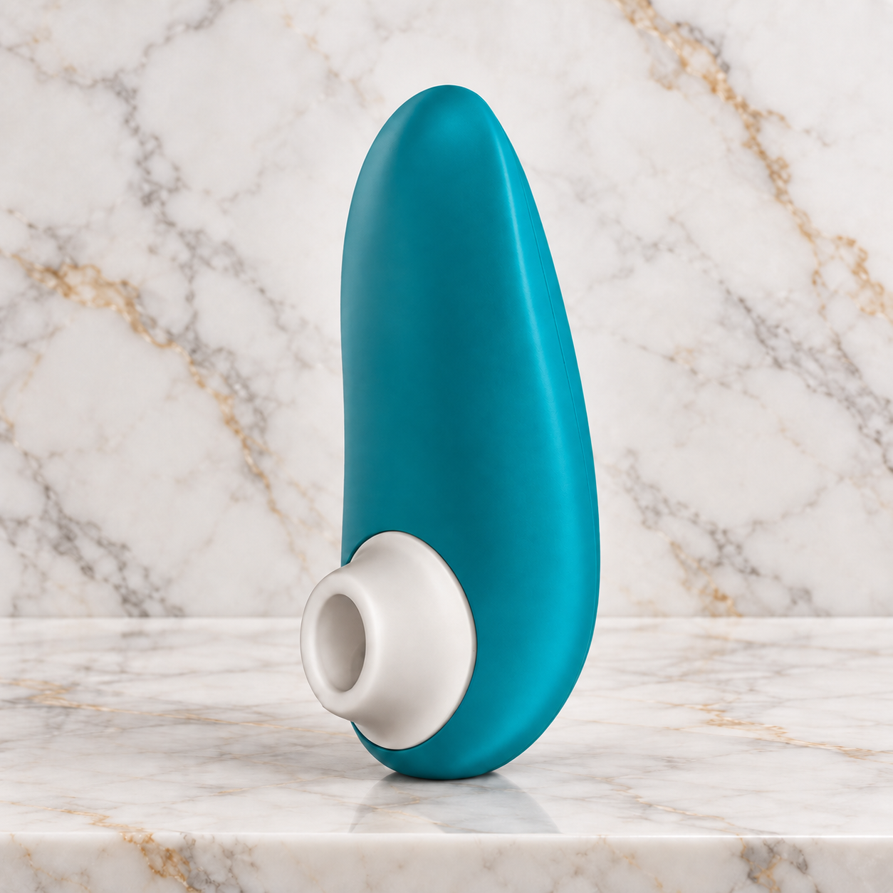 Aqua blauwe Starlet 3 rechtop op een marmeren plank, luchtdruk vibrator van Womanizer