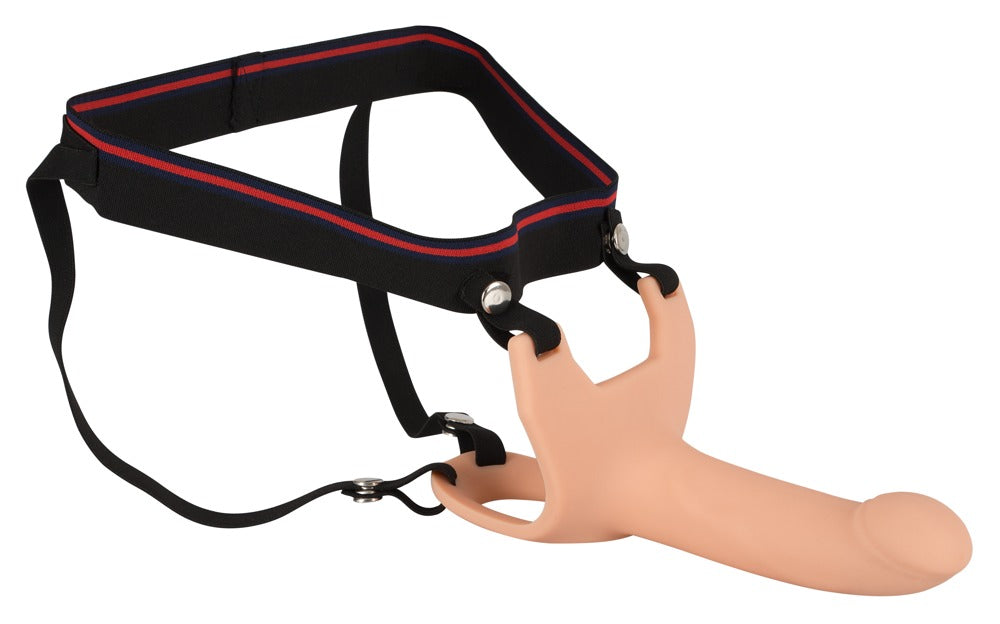 Zijaanzicht van de nude holle strap-on met zwart harnas met rode bies en drukknopen