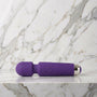 Paarse Super Wand wandmassager klein formaat liggend op een lichte marmeren plank