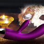 Svakom Alice rabbit vibrator in paars met sfeervolle achtergrond van kaars en masker