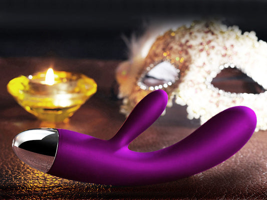 Svakom Alice rabbit vibrator in paars met sfeervolle achtergrond van kaars en masker