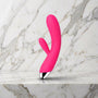 Roze G-spot vibrator met clitorisarm op een marmeren plank, Svakom Angel