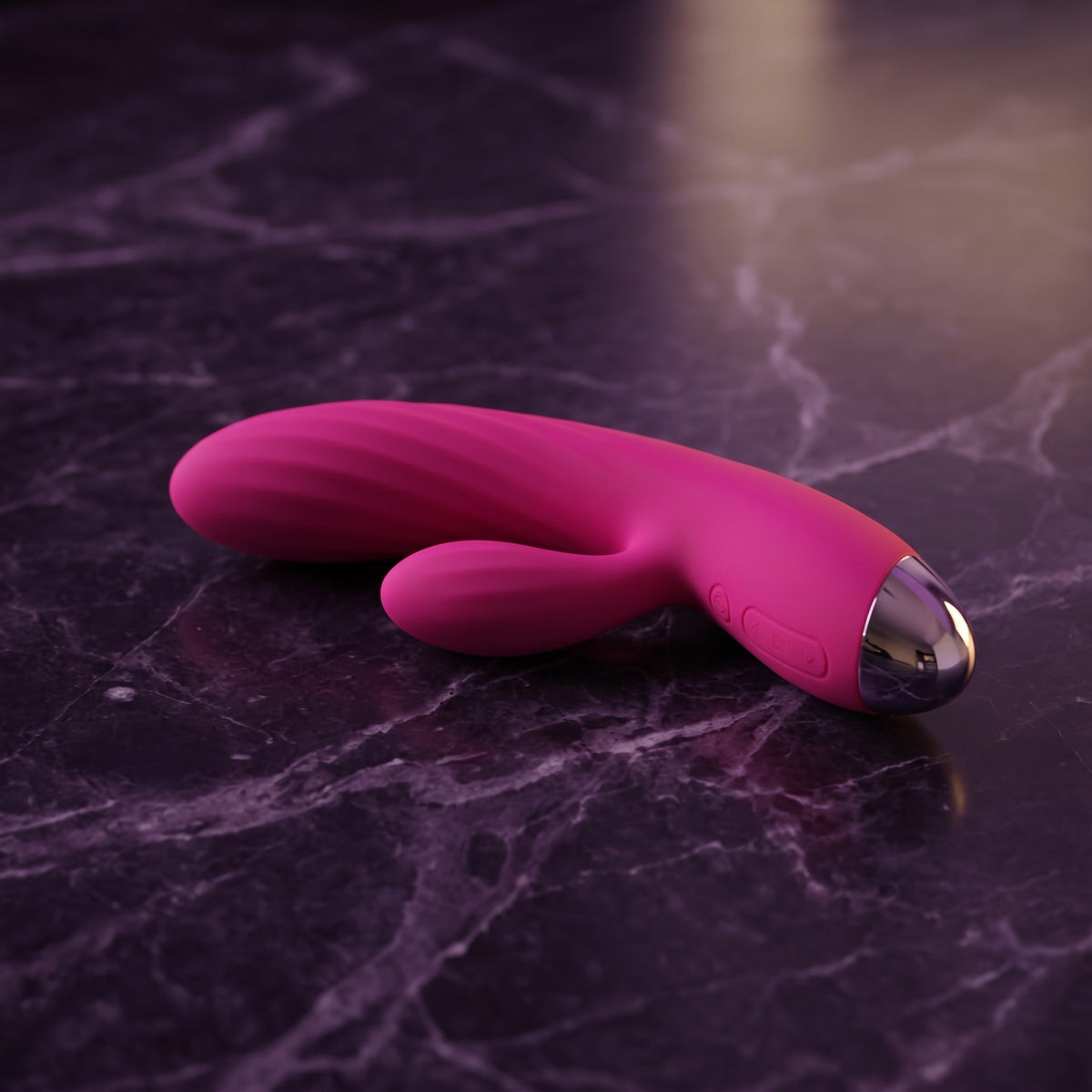 Sfeerbeeld: roze verwarmende vibrator met zilveren kap op donkerpaars marmer, Svakom Angel
