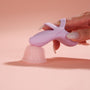Hand met twee vingers onder de lussen van de vingervibrator, Svakom Echo 2