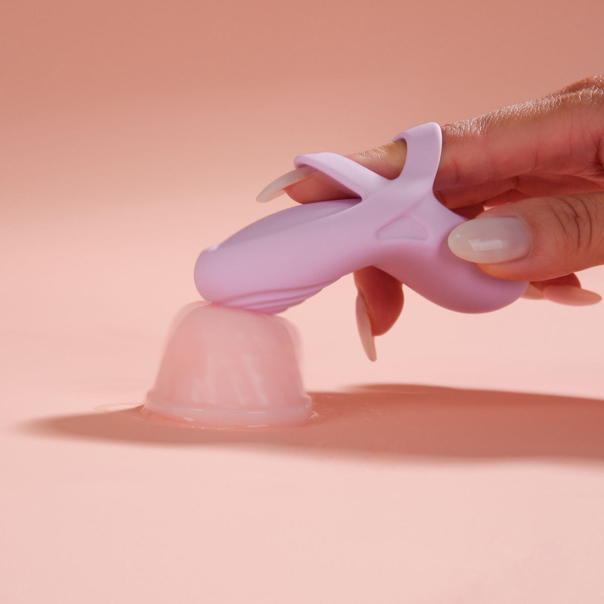 Hand met twee vingers onder de lussen van de vingervibrator, Svakom Echo 2