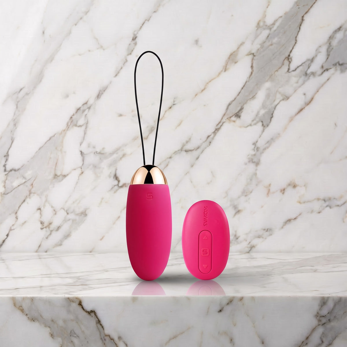 Roze vibrerend eitje met afstandsbediening op een marmeren plank, Svakom Elva