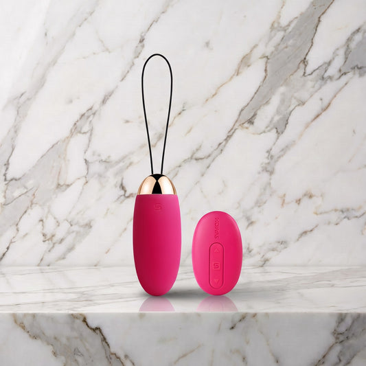 Roze vibrerend eitje met afstandsbediening op een marmeren plank, Svakom Elva