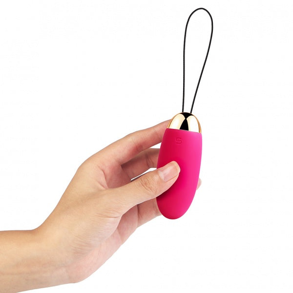 Hand houdt het roze eitje vast, zo groot is de Svakom Elva