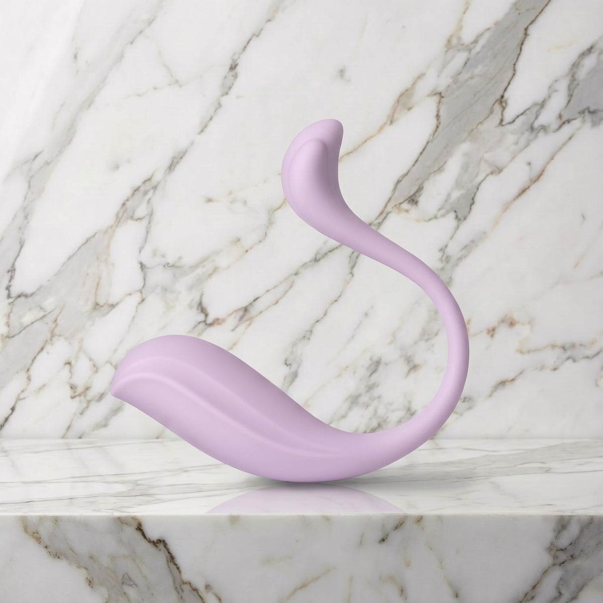 Svakom Phoenix Neo 2 in lila, vibrerend eitje met staart, op een marmeren plank