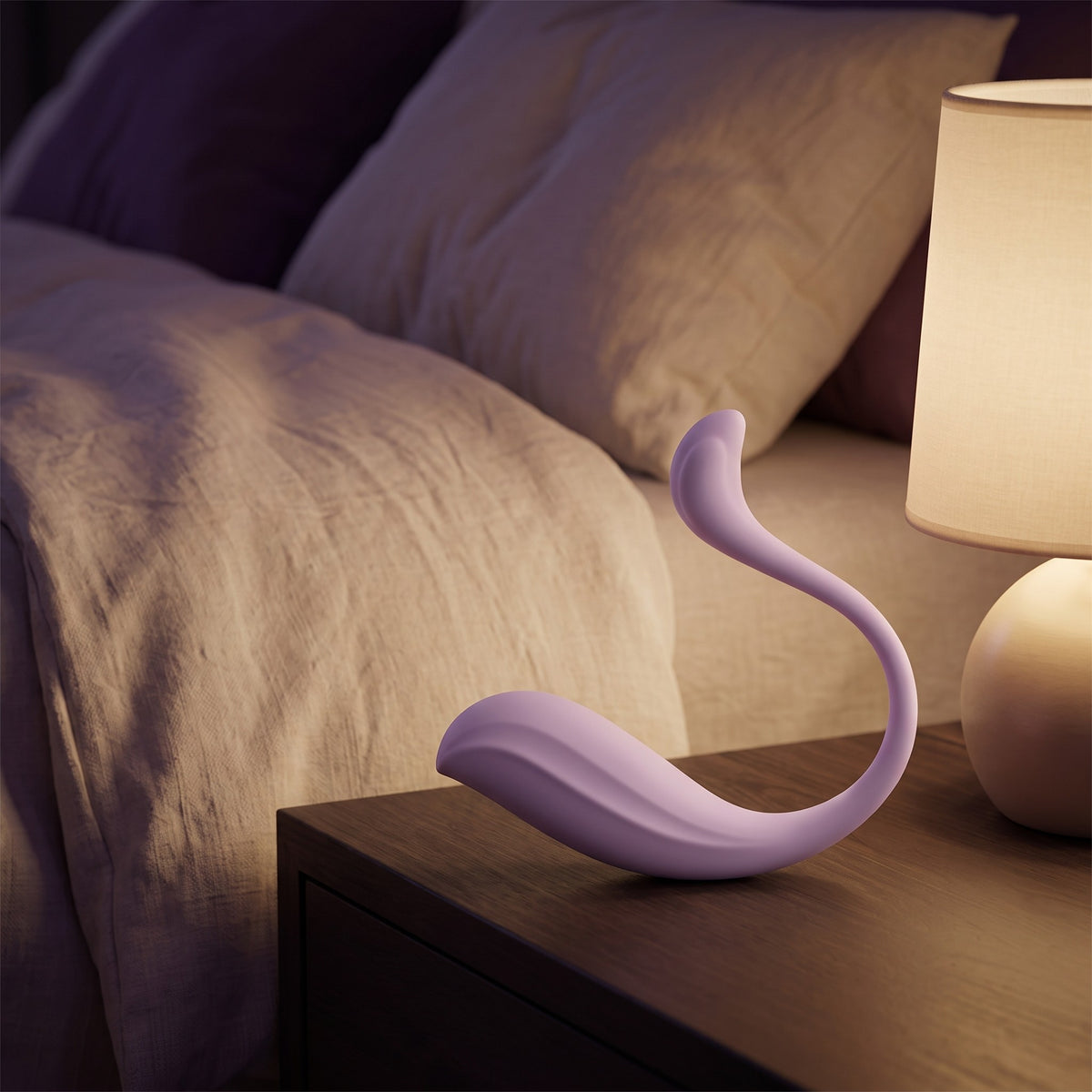 Sfeerbeeld: lila Svakom Phoenix Neo 2 op een nachtkastje naast een lamp in avondlicht