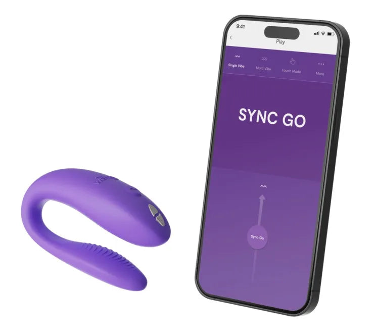 Paarse U-vormige koppelvibrator naast smartphone met Sync Go app-bediening op paars scherm