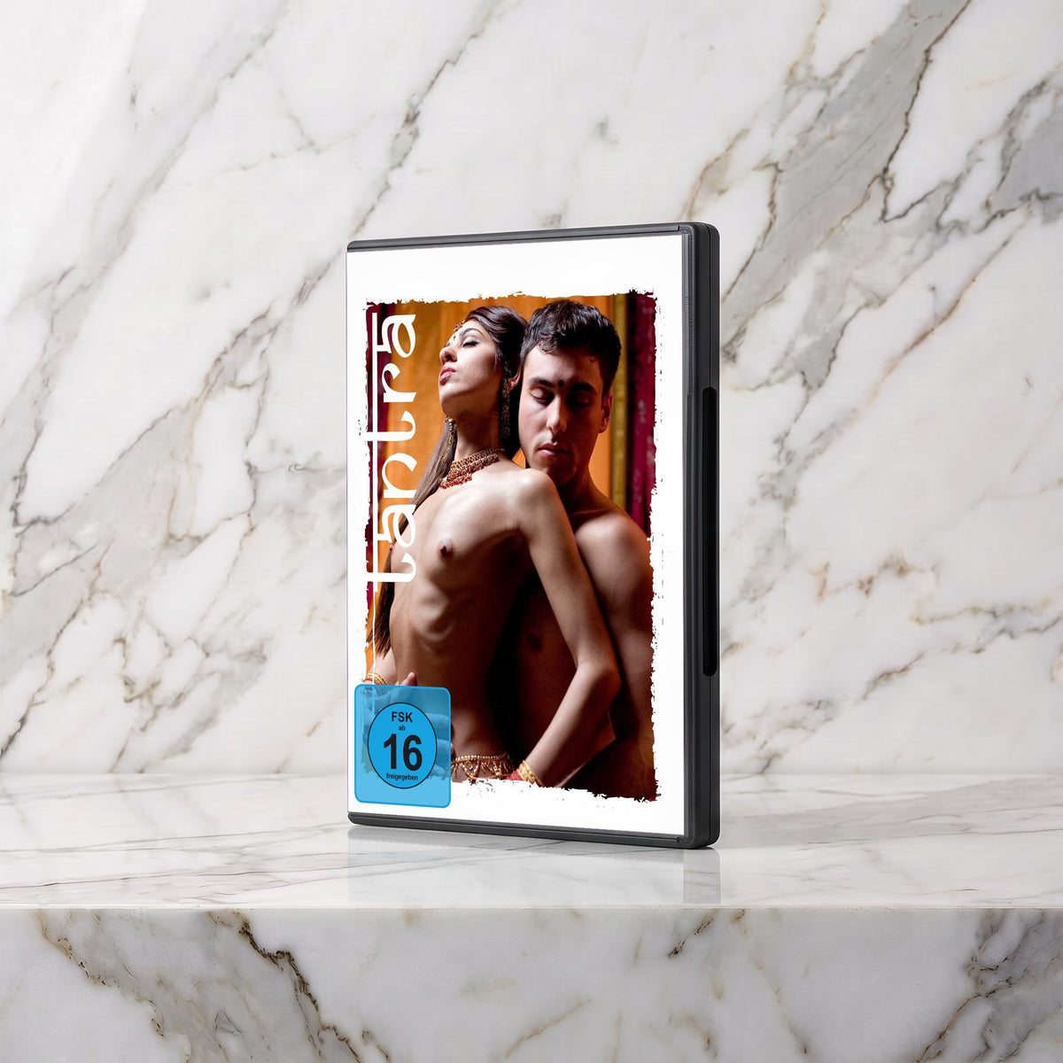 Dvd Tantra, Het Geheim van de Seksuele Extase, in een zwarte hoes op een marmeren plank