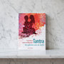 Het boek Tantra, het geheim van de liefde rechtop op een marmeren plank