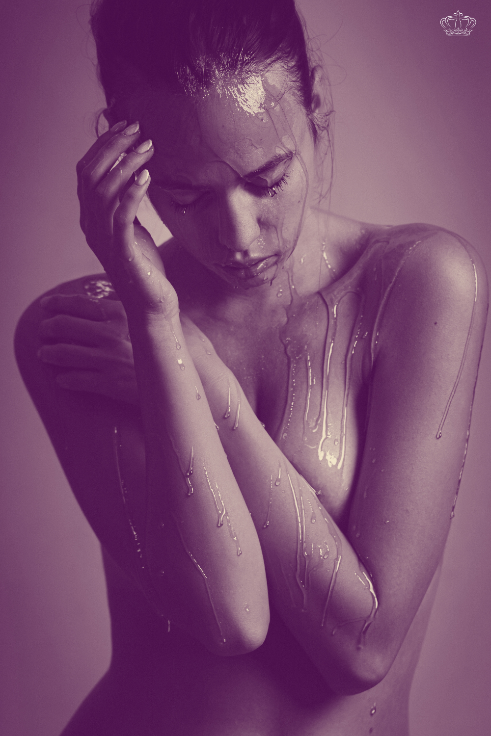 Warme olie die over het lichaam druipt als voorbeeld van temperature play met warmte tijdens sensuele massage