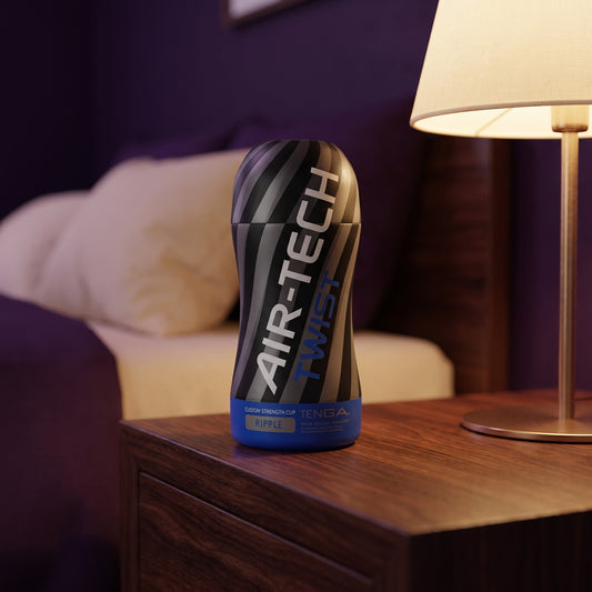 Sfeerbeeld: de Tenga Air-Tech Twist op een houten nachtkastje naast een lamp