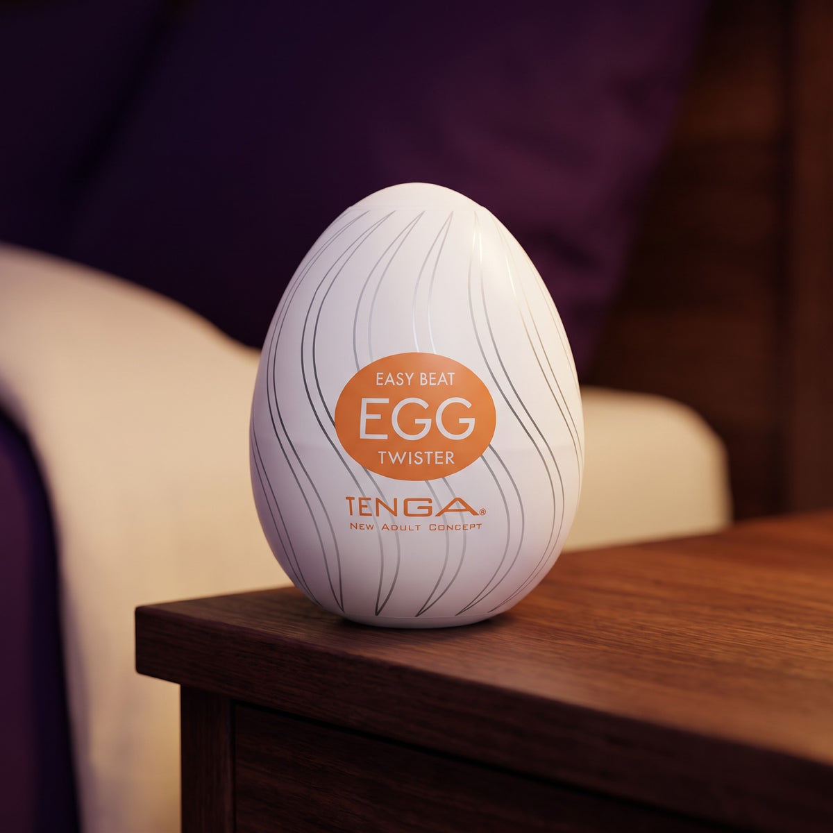 Sfeerbeeld: Tenga Egg Twister rechtop op een houten nachtkastje in een rustige slaapkamer