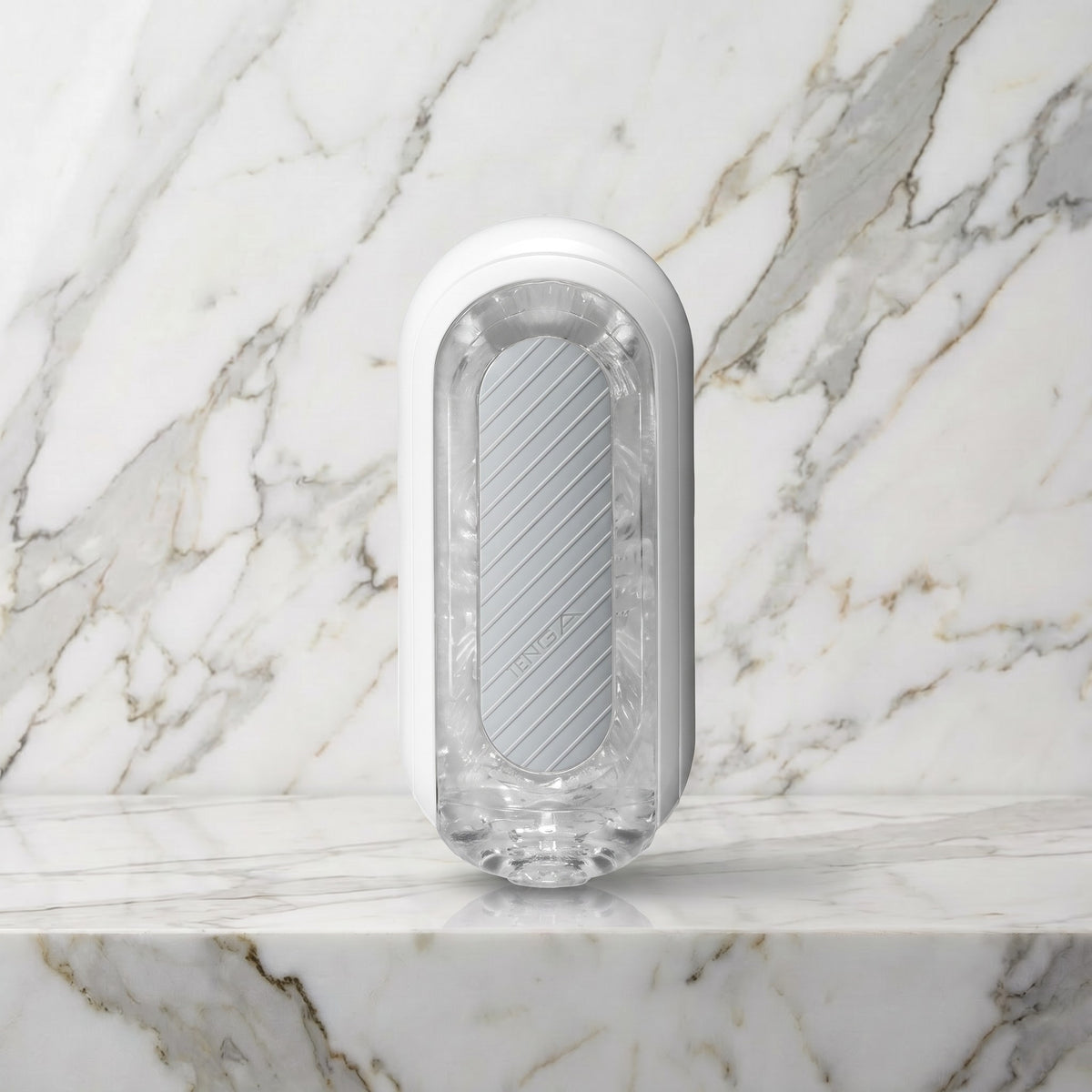Witte Tenga Flip Zero Gravity rechtop op een marmeren plank