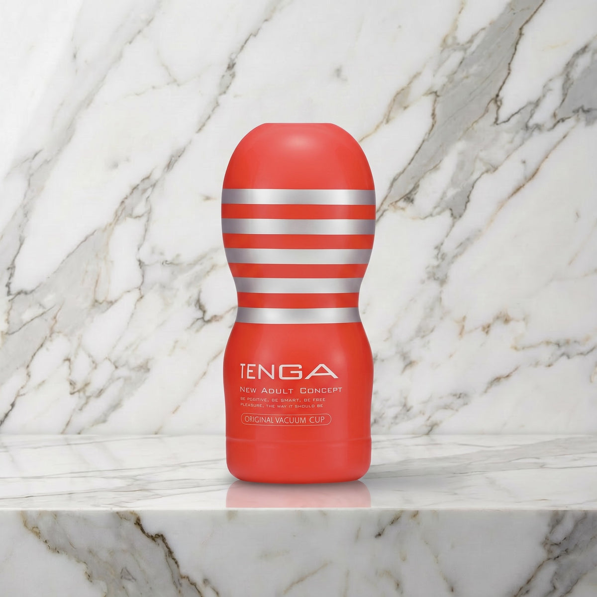 Rode Tenga Original Vacuum Cup rechtop op een marmeren plank