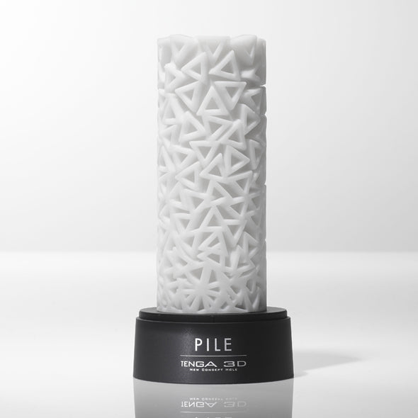 Tenga Pile 3D uit vitrine op zwarte voet, sculpturaal driehoekig oppervlaktepatroon