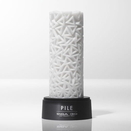 Tenga Pile 3D uit vitrine op zwarte voet, sculpturaal driehoekig oppervlaktepatroon