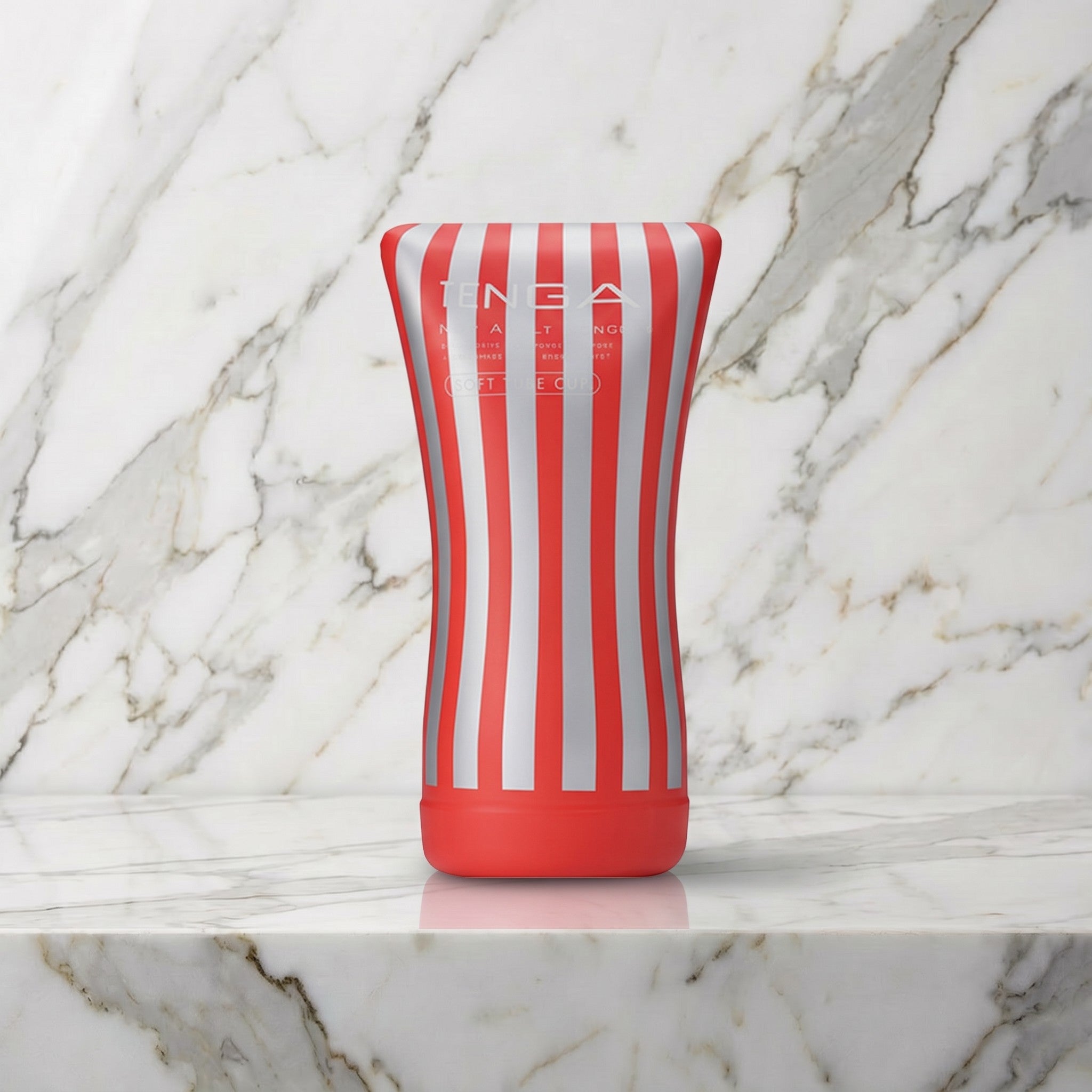 Rood met zilver gestreepte beker op een marmeren plank, Tenga Soft Tube Cup
