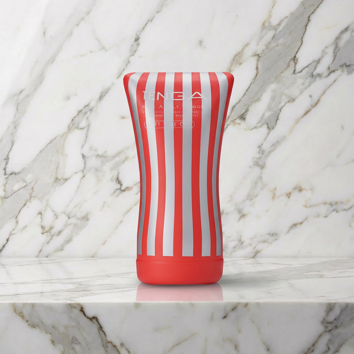 Rood met zilver gestreepte beker op een marmeren plank, Tenga Soft Tube Cup