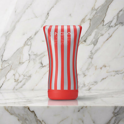 Rood met zilver gestreepte beker op een marmeren plank, Tenga Soft Tube Cup