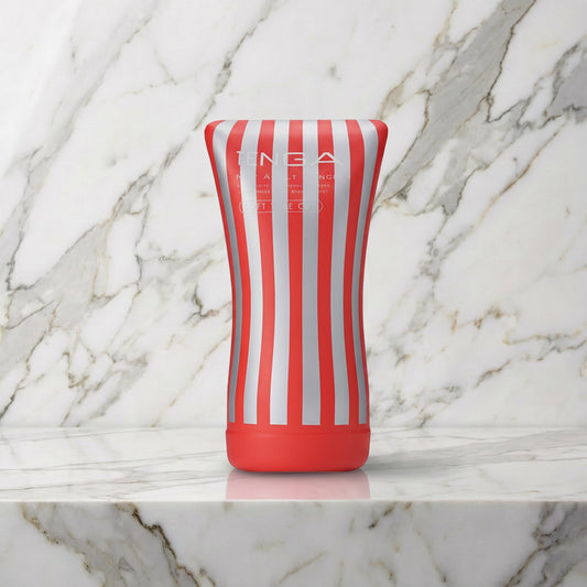 Rood met zilver gestreepte beker op een marmeren plank, Tenga Soft Tube Cup