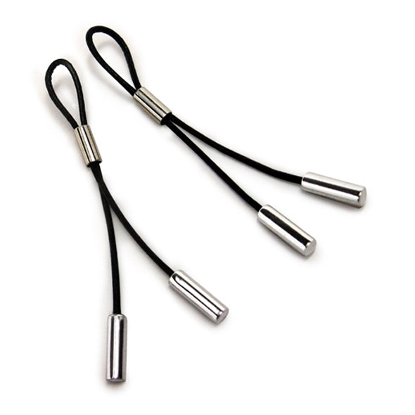 Drie zwarte elastische tepelklemmen met zilverkleurige metalen uiteinden op witte achtergrond.