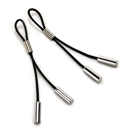 Drie zwarte elastische tepelklemmen met zilverkleurige metalen uiteinden op witte achtergrond.