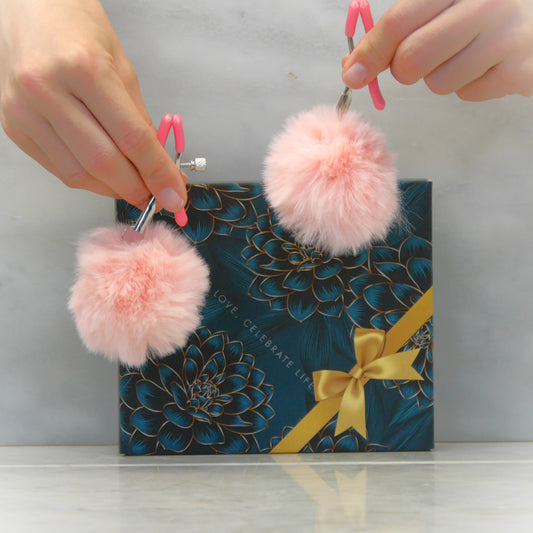 Close-up van verstelbaar mechanisme op witte tepelklemmetjes, detail van pompoen en gebruiksvriendelijke bediening