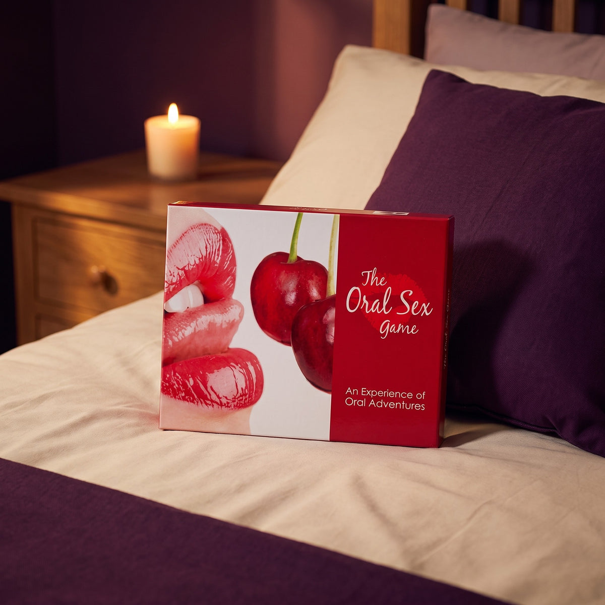 Sfeerbeeld: The Oral Sex Game op een bed met creme linnen en een paars kussen bij kaarslicht