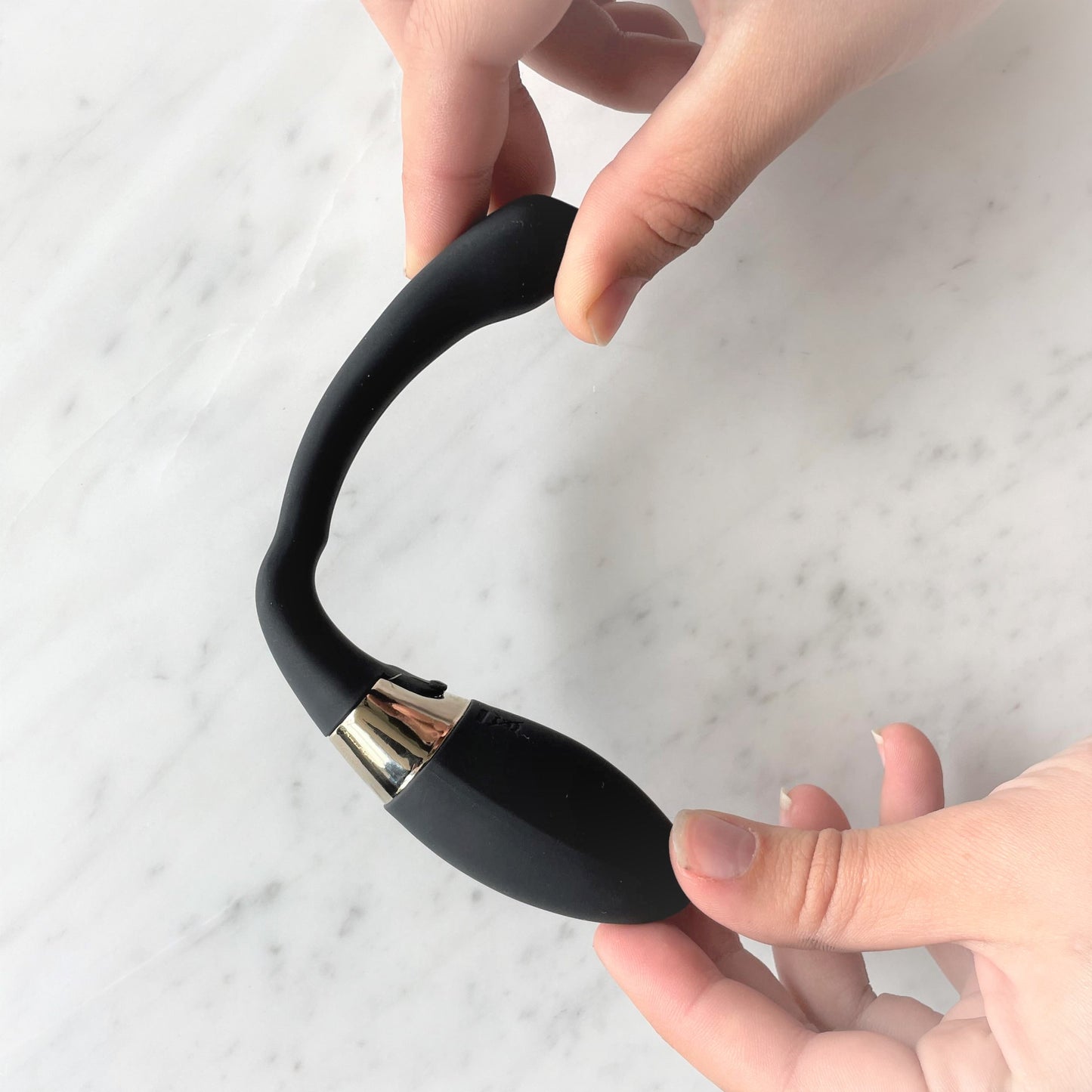 Lelo Tiani Duo samengedrukt in handen, toont aanpasbaar ontwerp voor verschillende lichamen