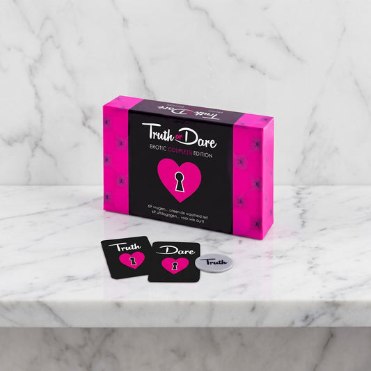 Doos van het kaartspel Truth or Dare Erotic Couple(s) Edition met twee kaarten en munt op marmer