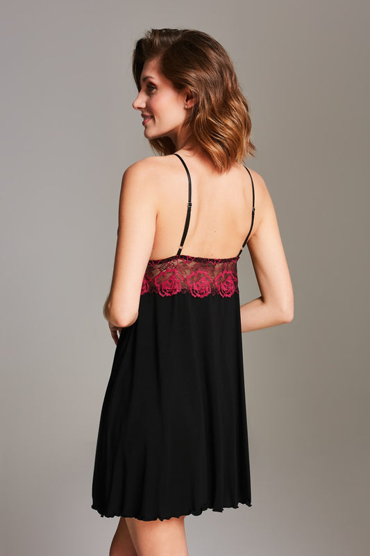 Rosa Vanilla nachtjurkje zwart met rood kant op de rug, achterzijde gedragen door model