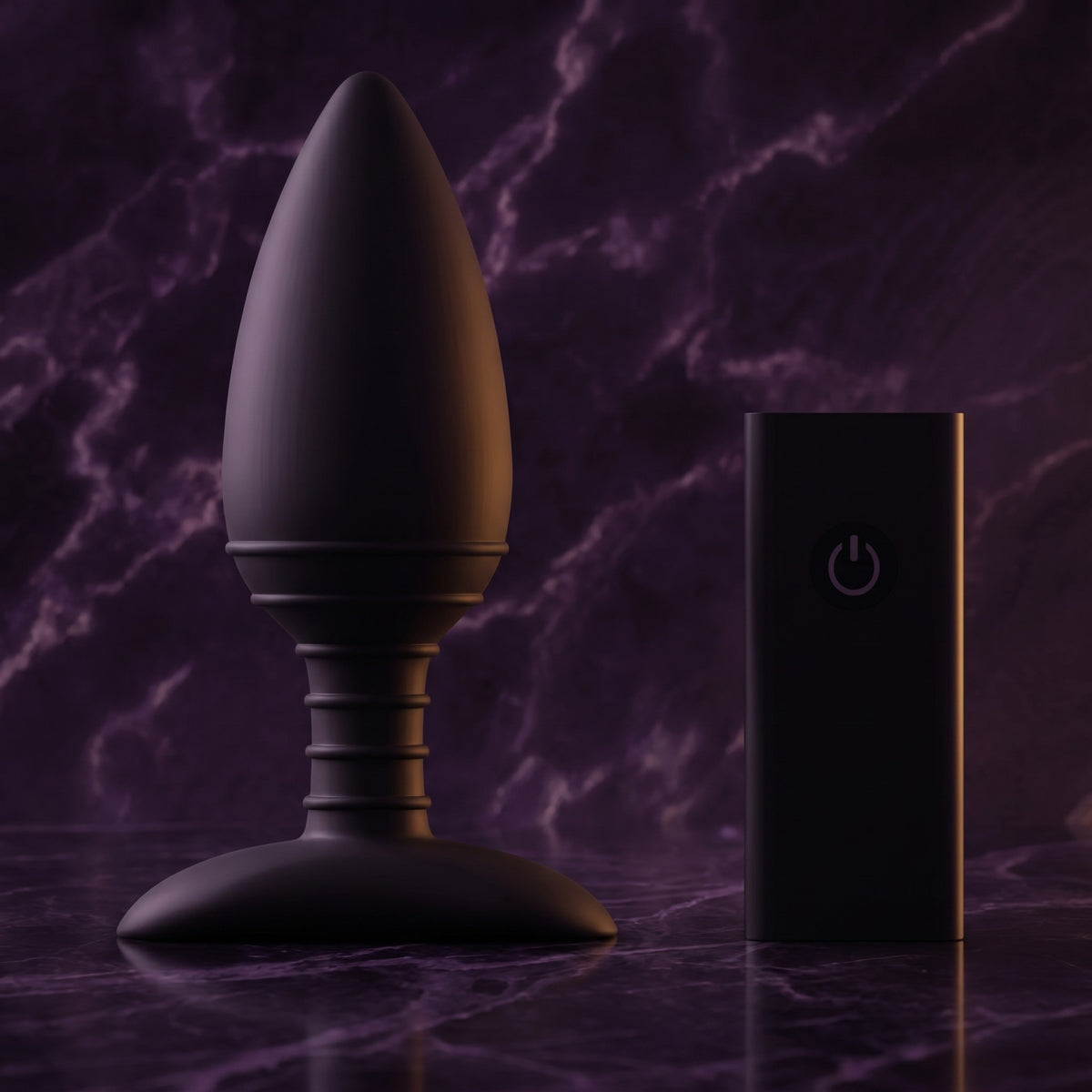 Sfeerbeeld: zwarte vibrerende buttplug met afstandsbediening op donkerpaars marmer