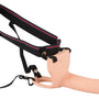 Elegant gestyleerd beeld van holle siliconen strap-on in sfeervolle omgeving