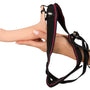 Detailopname van harnas en gespen systeem van siliconen holle strap-on