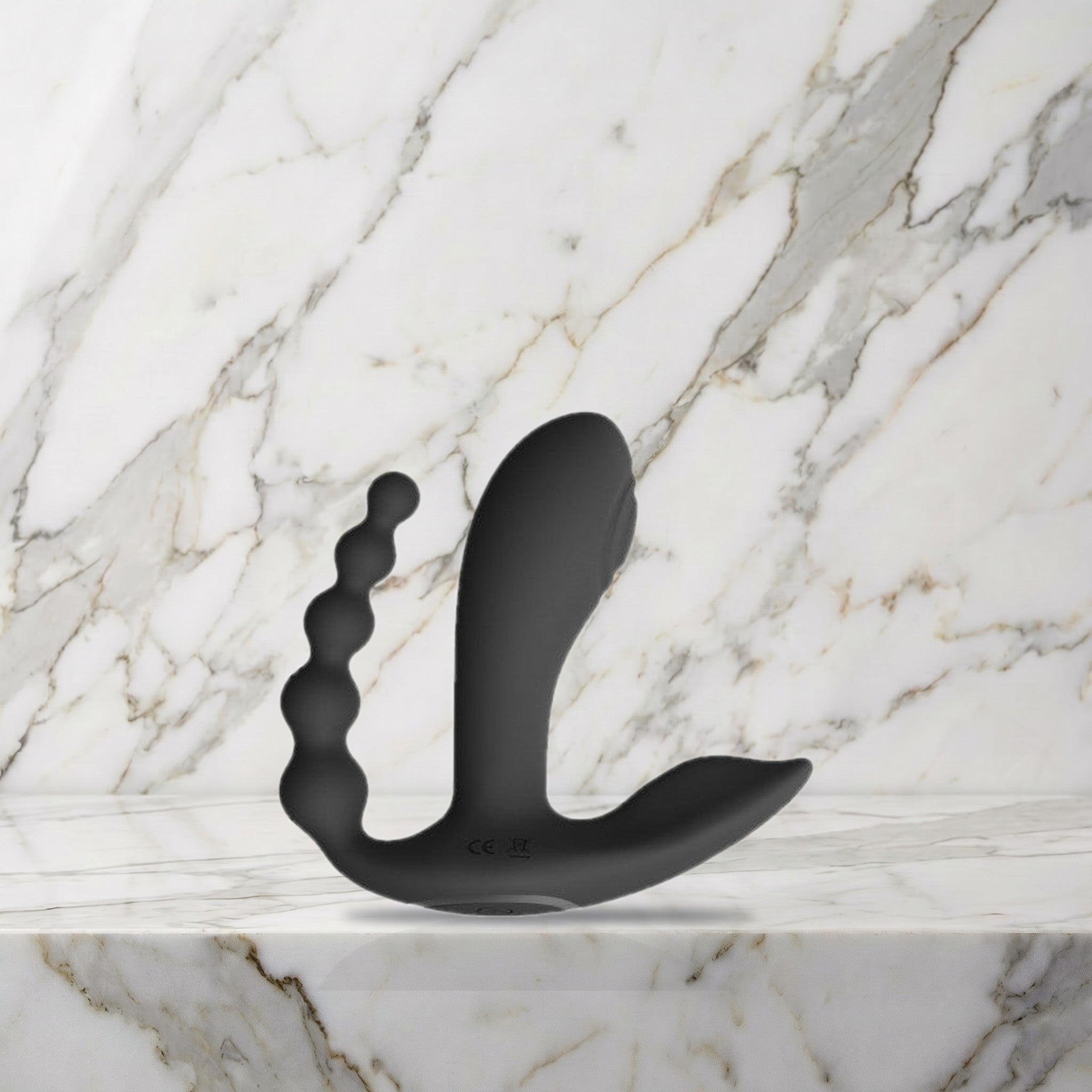 Zwarte Vive Kata vibrator met anaal armpje op een marmeren plank