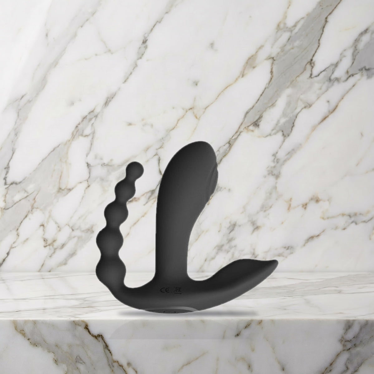 Zwarte Vive Kata vibrator met anaal armpje op een marmeren plank